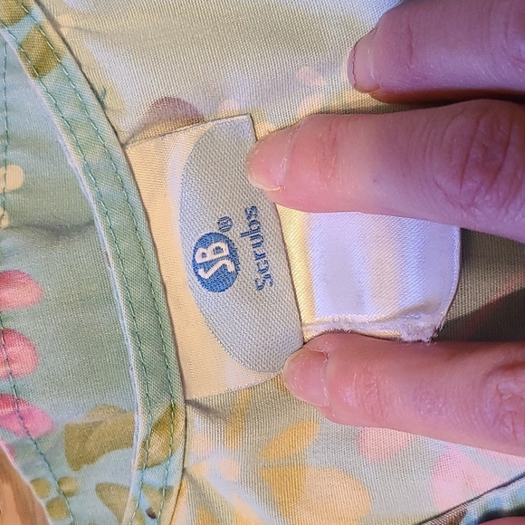 SB Scrubs Top Fitted Sz XS Floral - Picture 3 of 9